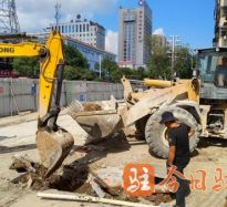 干屄插逼网站高温下的坚守｜道路建设者用汗水铺就畅通路